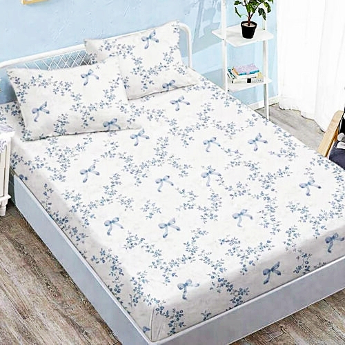 Cearceaf cu elastic 160x200cm + 2 fete de perna 50x70cm, finet, alb cu fundite albastre si flori mici, Pucioasa 2026-CRFSET-F-160x200-12