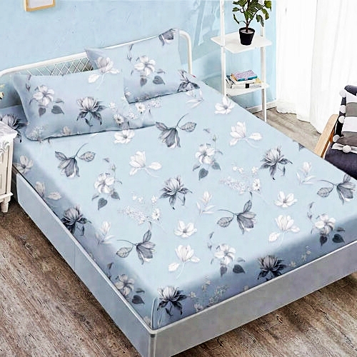 Cearceaf cu elastic 160x200cm + 2 fete de perna 50x70cm, finet, albastru deschis cu flori albe si gri, Pucioasa 2026-CRFSET-F-160x200-13