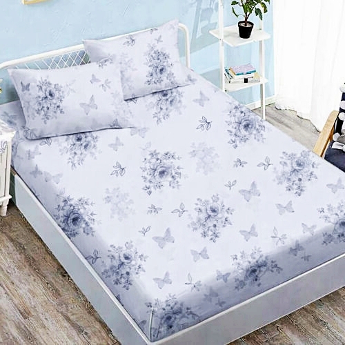 Cearceaf cu elastic 160x200cm + 2 fete de perna 50x70cm, finet, alb cu flori albastre si fluturi, Pucioasa 2026-CRFSET-F-160x200-17