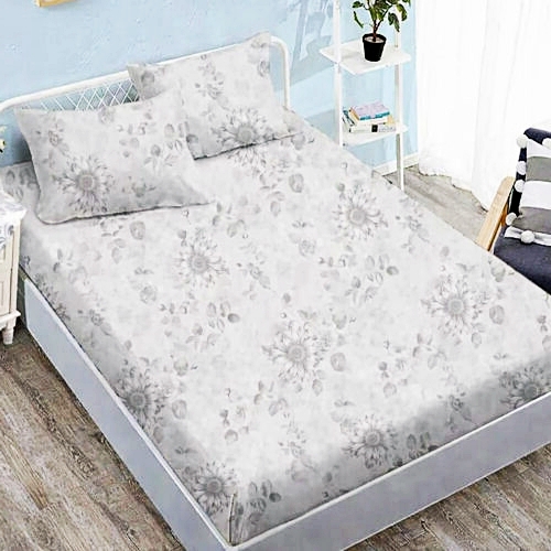 Cearceaf cu elastic 160x200cm + 2 fete de perna 50x70cm, finet, gri foarte deschis cu model floral delicat, Pucioasa 2026-CRFSET-F-160x200-2