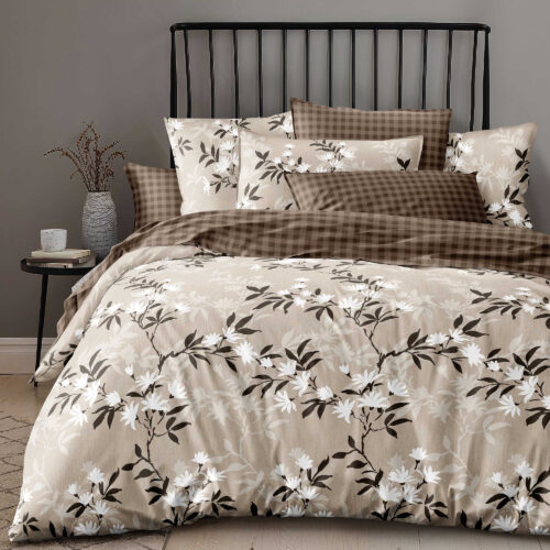 Lenjerie de pat dublu, microfibra, 4 piese, cearceaf de pat 230x250cm, cearceaf pilota 200x230cm si 2 fete de perna 50x70, bej cu flori albe si frunze inchise ECN22
